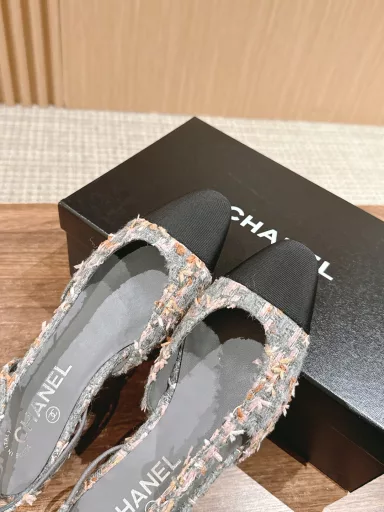 𝐂𝐇𝐀𝐍𝐄𝐋 𝐒𝐥𝐢𝐧𝐠𝐛𝐚𝐜𝐤# Chanel flat heels are a super classic item that you never get tired of. They can be matched with any clothes. Adhering to Chanel's usual color matching design, the harmonious combination of colors does not look abrupt at all, but adds a sense of design ✨ ~ High heels are mainly comfortable. We use imported original fabrics/cowhide on the surface of the shoes, which are soft and tender. The inner insole is lambskin, which is sweat-absorbent and breathable.