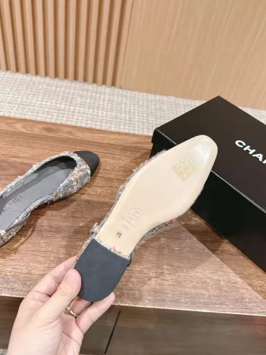 𝐂𝐇𝐀𝐍𝐄𝐋 𝐒𝐥𝐢𝐧𝐠𝐛𝐚𝐜𝐤# Chanel flat heels are a super classic item that you never get tired of. They can be matched with any clothes. Adhering to Chanel's usual color matching design, the harmonious combination of colors does not look abrupt at all, but adds a sense of design ✨ ~ High heels are mainly comfortable. We use imported original fabrics/cowhide on the surface of the shoes, which are soft and tender. The inner insole is lambskin, which is sweat-absorbent and breathable.