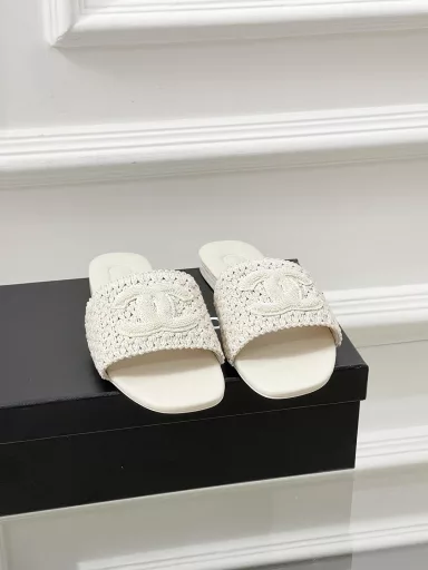 𝐂𝐇𝐀𝐍𝐋𝐄 Xiaoxiang🖤 woven flat slippers are full of summer atmosphere🌞The woven surface is breathable and comfortable!! It's so beautiful, very tolerant to the feet, and can be matched with anythingUpper material: woven original material