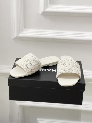 𝐂𝐇𝐀𝐍𝐋𝐄 Xiaoxiang🖤 woven flat slippers are full of summer atmosphere🌞The woven surface is breathable and comfortable!! It's so beautiful, very tolerant to the feet, and can be matched with anythingUpper material: woven original material