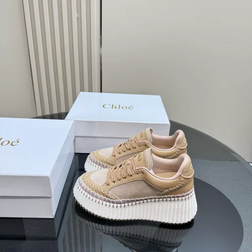 Chloe's latest seam mark lineOriginal private model high-density foam sole, artificial Goodyear threading, all positions are just right after matching, all craftsmanship and materials are consistent with the original, it is definitely a pair of durable and good-looking must-haves for walking around the world! ! All-match Korean style