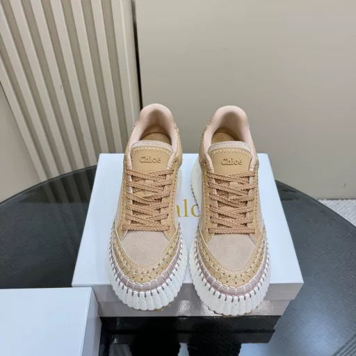Chloe's latest seam mark lineOriginal private model high-density foam sole, artificial Goodyear threading, all positions are just right after matching, all craftsmanship and materials are consistent with the original, it is definitely a pair of durable and good-looking must-haves for walking around the world! ! All-match Korean style