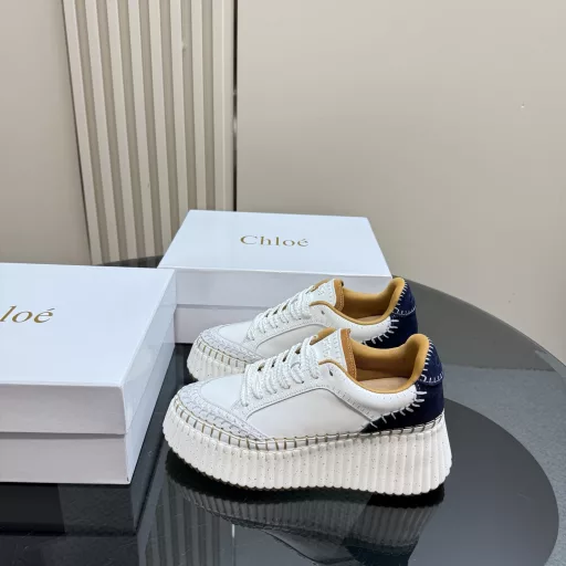 Chloe's latest seam mark lineOriginal private model high-density foam sole, artificial Goodyear threading, all positions are just right after matching, all craftsmanship and materials are consistent with the original, it is definitely a pair of durable and good-looking must-haves for walking around the world! ! All-match Korean style