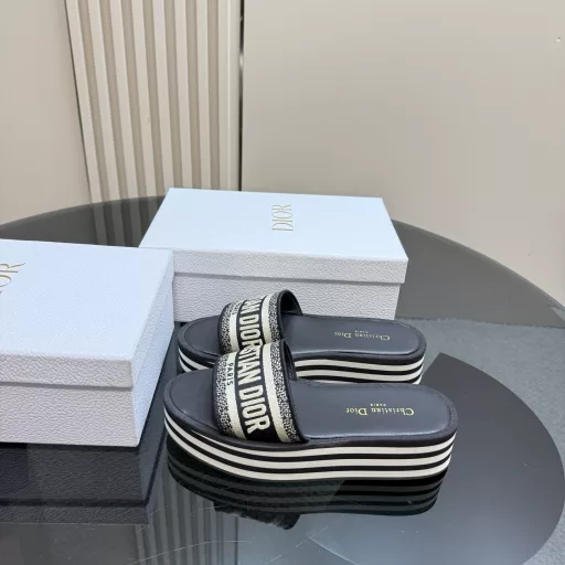 Dior DWAY spring and summer new one-word embroidered thick-soled slippers • Top purchasing versionCD letter logo three-dimensional embroidered open-toed slippersUpper: original consistent high-temperature water-soluble cotton electric embroidery technology