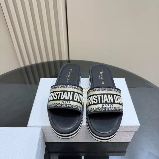Dior DWAY spring and summer new one-word embroidered thick-soled slippers • Top purchasing versionCD letter logo three-dimensional embroidered open-toed slippersUpper: original consistent high-temperature water-soluble cotton electric embroidery technology
