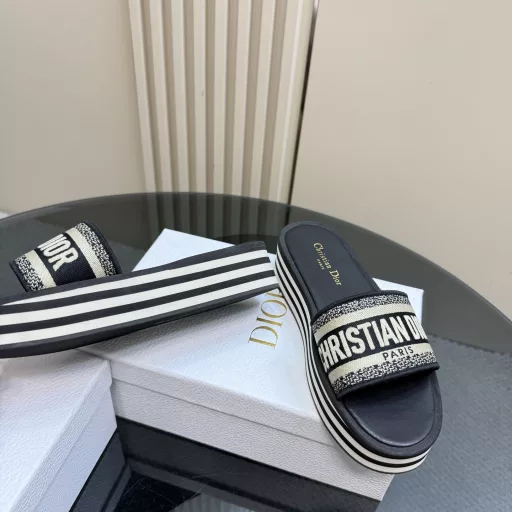 Dior DWAY spring and summer new one-word embroidered thick-soled slippers • Top purchasing versionCD letter logo three-dimensional embroidered open-toed slippersUpper: original consistent high-temperature water-soluble cotton electric embroidery technology