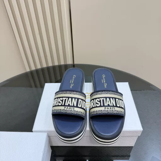 Dior DWAY spring and summer new one-word embroidered thick-soled slippers • Top purchasing versionCD letter logo three-dimensional embroidered open-toed slippersUpper: original consistent high-temperature water-soluble cotton electric embroidery technology