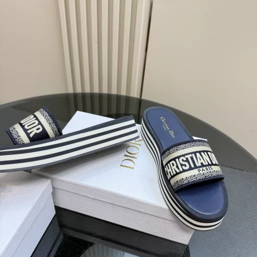 Dior DWAY spring and summer new one-word embroidered thick-soled slippers • Top purchasing versionCD letter logo three-dimensional embroidered open-toed slippersUpper: original consistent high-temperature water-soluble cotton electric embroidery technology