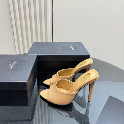 Saint Laurent Paris show synchronized updateLeopard print heels are really beautifulSaint Laurent pointed open-toe high heelsWood grain heels really highlight the neat and minimalist