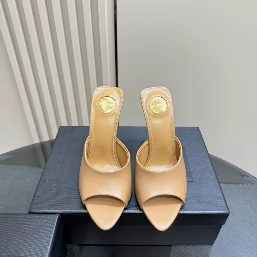 Saint Laurent Paris show synchronized updateLeopard print heels are really beautifulSaint Laurent pointed open-toe high heelsWood grain heels really highlight the neat and minimalist