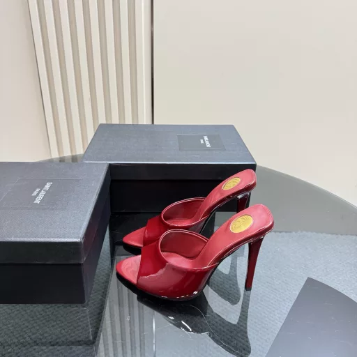 Saint Laurent Paris show synchronized updateLeopard print heels are really beautifulSaint Laurent pointed open-toe high heelsWood grain heels really highlight the neat and minimalist