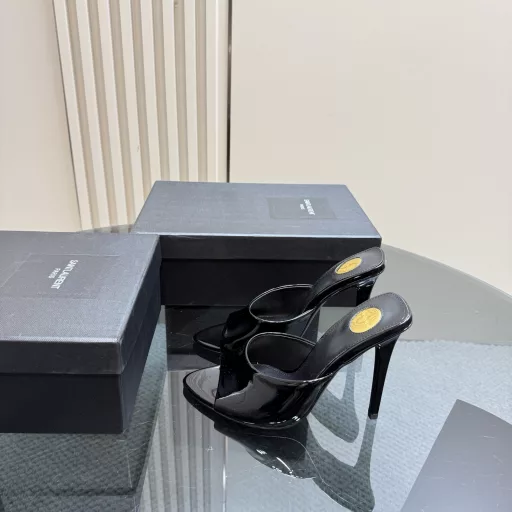 Saint Laurent Paris show synchronized updateLeopard print heels are really beautifulSaint Laurent pointed open-toe high heelsWood grain heels really highlight the neat and minimalist