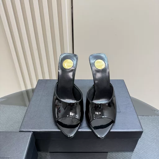 Saint Laurent Paris show synchronized updateLeopard print heels are really beautifulSaint Laurent pointed open-toe high heelsWood grain heels really highlight the neat and minimalist