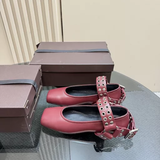 New ALAIA French square-toed ballet shoesThe square-toed shoes with a soft and romantic atmosphere have more possibilities for the traditional ballet style and can be better combined with contemporary fashion.The feminine ballet elements are not limited to one style. The combination of hardness and softness, elegance and strength is the best way to wear ballet shoes.