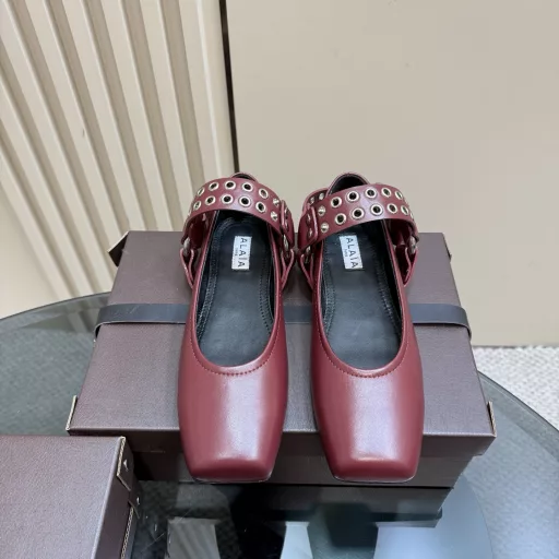 New ALAIA French square-toed ballet shoesThe square-toed shoes with a soft and romantic atmosphere have more possibilities for the traditional ballet style and can be better combined with contemporary fashion.The feminine ballet elements are not limited to one style. The combination of hardness and softness, elegance and strength is the best way to wear ballet shoes.