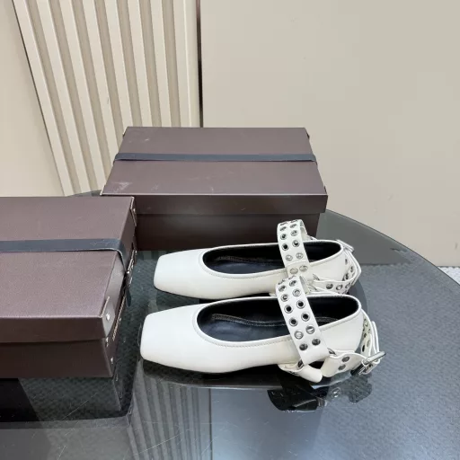 New ALAIA French square-toed ballet shoesThe square-toed shoes with a soft and romantic atmosphere have more possibilities for the traditional ballet style and can be better combined with contemporary fashion.The feminine ballet elements are not limited to one style. The combination of hardness and softness, elegance and strength is the best way to wear ballet shoes.