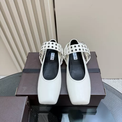 New ALAIA French square-toed ballet shoesThe square-toed shoes with a soft and romantic atmosphere have more possibilities for the traditional ballet style and can be better combined with contemporary fashion.The feminine ballet elements are not limited to one style. The combination of hardness and softness, elegance and strength is the best way to wear ballet shoes.