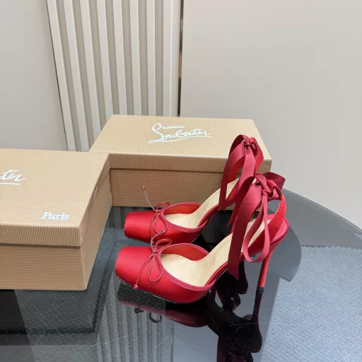 Christian Loubottin 25 Spring/Summer new square-toed ballet high heelsHigh-end strappy high heels 25 latest red-soled shoesNo matter where you put them, they are ordinary, but they are amazing once you put them on! CL's red-soled shoes have fascinated many people. They are sexy without words, and the sparkling rhinestones make them look like fairies. Who can resist a pair of romantic and atmospheric high heels!