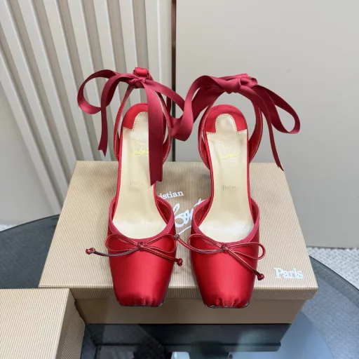 Christian Loubottin 25 Spring/Summer new square-toed ballet high heelsHigh-end strappy high heels 25 latest red-soled shoesNo matter where you put them, they are ordinary, but they are amazing once you put them on! CL's red-soled shoes have fascinated many people. They are sexy without words, and the sparkling rhinestones make them look like fairies. Who can resist a pair of romantic and atmospheric high heels!