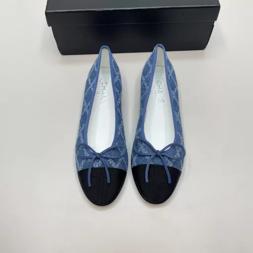 Chanel Bow Ballet Flats!! Every pair of exquisite shoes from Chanel is completed by talented shoemakers through the division of labor and cooperation of processes such as last making, cutting, and sewing, creating a timeless classic symbol.Soft sheepskin stitching, soft and comfortable sheepskin surface, diamond stitching, and black and elegant patent leather surface.The small round head is very exquisite, the corner arc is straight and full, full of the playfulness and cuteness of a little girl. The hollow design in the middle, the partial exposure of the little sexy, the sole of the foot is breathable, and the embarrassment of sweating is solved.It's so beautiful. The black and white color scheme is really beautiful. The eternal classic color scheme. The soft sheepskin is super comfortable and soft. The more you wear it, the more you want to wear it. You don't want to take it off. Recommended