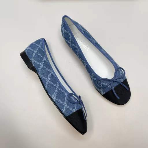 Chanel Bow Ballet Flats!! Every pair of exquisite shoes from Chanel is completed by talented shoemakers through the division of labor and cooperation of processes such as last making, cutting, and sewing, creating a timeless classic symbol.Soft sheepskin stitching, soft and comfortable sheepskin surface, diamond stitching, and black and elegant patent leather surface.The small round head is very exquisite, the corner arc is straight and full, full of the playfulness and cuteness of a little girl. The hollow design in the middle, the partial exposure of the little sexy, the sole of the foot is breathable, and the embarrassment of sweating is solved.It's so beautiful. The black and white color scheme is really beautiful. The eternal classic color scheme. The soft sheepskin is super comfortable and soft. The more you wear it, the more you want to wear it. You don't want to take it off. Recommended