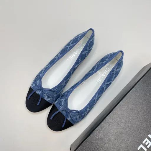 Chanel Bow Ballet Flats!! Every pair of exquisite shoes from Chanel is completed by talented shoemakers through the division of labor and cooperation of processes such as last making, cutting, and sewing, creating a timeless classic symbol.Soft sheepskin stitching, soft and comfortable sheepskin surface, diamond stitching, and black and elegant patent leather surface.The small round head is very exquisite, the corner arc is straight and full, full of the playfulness and cuteness of a little girl. The hollow design in the middle, the partial exposure of the little sexy, the sole of the foot is breathable, and the embarrassment of sweating is solved.It's so beautiful. The black and white color scheme is really beautiful. The eternal classic color scheme. The soft sheepskin is super comfortable and soft. The more you wear it, the more you want to wear it. You don't want to take it off. Recommended
