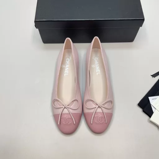 Chanel Bow Ballet Flats!! Every pair of exquisite shoes from Chanel is completed by talented shoemakers through the division of labor and cooperation of processes such as last making, cutting, and sewing, creating a timeless classic symbol.Soft sheepskin stitching, soft and comfortable sheepskin surface, diamond stitching, and black and elegant patent leather surface.The small round head is very exquisite, the corner arc is straight and full, full of the playfulness and cuteness of a little girl. The hollow design in the middle, the partial exposure of the little sexy, the sole of the foot is breathable, and the embarrassment of sweating is solved.It's so beautiful. The black and white color scheme is really beautiful. The eternal classic color scheme. The soft sheepskin is super comfortable and soft. The more you wear it, the more you want to wear it. You don't want to take it off. Recommended