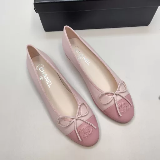 Chanel Bow Ballet Flats!! Every pair of exquisite shoes from Chanel is completed by talented shoemakers through the division of labor and cooperation of processes such as last making, cutting, and sewing, creating a timeless classic symbol.Soft sheepskin stitching, soft and comfortable sheepskin surface, diamond stitching, and black and elegant patent leather surface.The small round head is very exquisite, the corner arc is straight and full, full of the playfulness and cuteness of a little girl. The hollow design in the middle, the partial exposure of the little sexy, the sole of the foot is breathable, and the embarrassment of sweating is solved.It's so beautiful. The black and white color scheme is really beautiful. The eternal classic color scheme. The soft sheepskin is super comfortable and soft. The more you wear it, the more you want to wear it. You don't want to take it off. Recommended