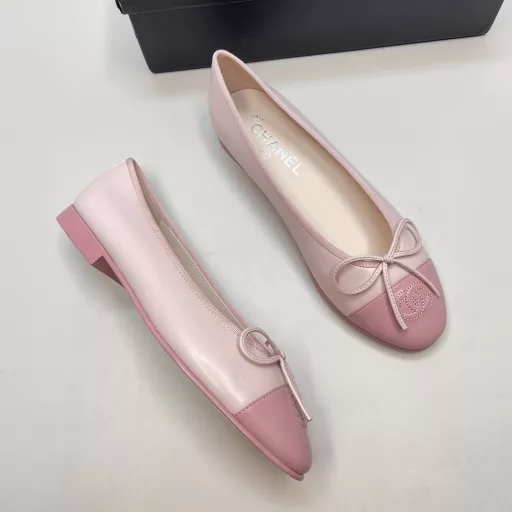 Chanel Bow Ballet Flats!! Every pair of exquisite shoes from Chanel is completed by talented shoemakers through the division of labor and cooperation of processes such as last making, cutting, and sewing, creating a timeless classic symbol.Soft sheepskin stitching, soft and comfortable sheepskin surface, diamond stitching, and black and elegant patent leather surface.The small round head is very exquisite, the corner arc is straight and full, full of the playfulness and cuteness of a little girl. The hollow design in the middle, the partial exposure of the little sexy, the sole of the foot is breathable, and the embarrassment of sweating is solved.It's so beautiful. The black and white color scheme is really beautiful. The eternal classic color scheme. The soft sheepskin is super comfortable and soft. The more you wear it, the more you want to wear it. You don't want to take it off. Recommended