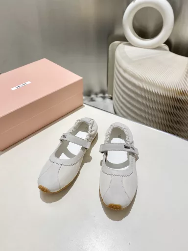 2025 Early Spring Ballet FlatsThis Velcro ballet flat shoe, Mary Jane design buckle uses Velcro, easy to put on and take off, not only highlights its delicate differences, but also shows the exquisite details