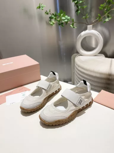 Miu Miu 2025 Forrest Gump casual shoes sneakers Spring and summer new models Recently popular avant-garde and bold design. Miu style is integrated into the simple lines of this thick-soled canvas sneaker, with a unique logo on the tongue and back, embellished with retro thick-soled design Bold and innovative avant-garde Comfortable and breathable on the feet The color is also versatile