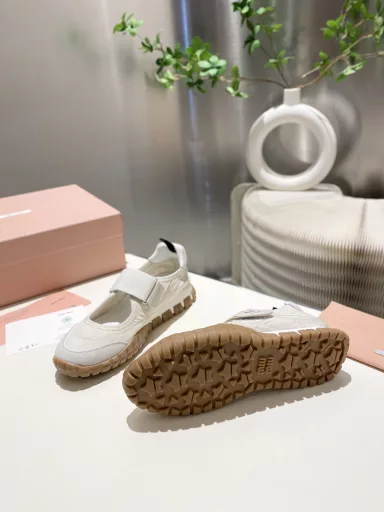 Miu Miu 2025 Forrest Gump casual shoes sneakers Spring and summer new models Recently popular avant-garde and bold design. Miu style is integrated into the simple lines of this thick-soled canvas sneaker, with a unique logo on the tongue and back, embellished with retro thick-soled design Bold and innovative avant-garde Comfortable and breathable on the feet The color is also versatile