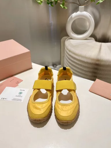 Miu Miu 2025 Forrest Gump casual shoes sneakers Spring and summer new models Recently popular avant-garde and bold design. Miu style is integrated into the simple lines of this thick-soled canvas sneaker, with a unique logo on the tongue and back, embellished with retro thick-soled design Bold and innovative avant-garde Comfortable and breathable on the feet The color is also versatile