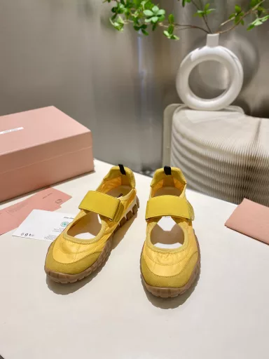 Miu Miu 2025 Forrest Gump casual shoes sneakers Spring and summer new models Recently popular avant-garde and bold design. Miu style is integrated into the simple lines of this thick-soled canvas sneaker, with a unique logo on the tongue and back, embellished with retro thick-soled design Bold and innovative avant-garde Comfortable and breathable on the feet The color is also versatile