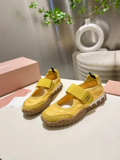 Miu Miu 2025 Forrest Gump casual shoes sneakers Spring and summer new models Recently popular avant-garde and bold design. Miu style is integrated into the simple lines of this thick-soled canvas sneaker, with a unique logo on the tongue and back, embellished with retro thick-soled design Bold and innovative avant-garde Comfortable and breathable on the feet The color is also versatile
