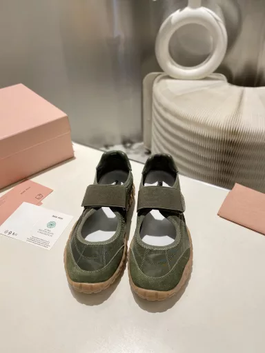 Miu Miu 2025 Forrest Gump casual shoes sneakers Spring and summer new models Recently popular avant-garde and bold design. Miu style is integrated into the simple lines of this thick-soled canvas sneaker, with a unique logo on the tongue and back, embellished with retro thick-soled design Bold and innovative avant-garde Comfortable and breathable on the feet The color is also versatile
