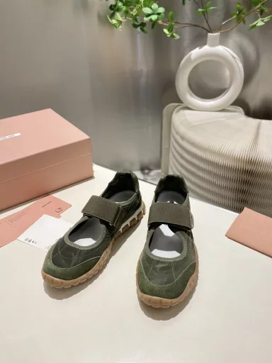 Miu Miu 2025 Forrest Gump casual shoes sneakers Spring and summer new models Recently popular avant-garde and bold design. Miu style is integrated into the simple lines of this thick-soled canvas sneaker, with a unique logo on the tongue and back, embellished with retro thick-soled design Bold and innovative avant-garde Comfortable and breathable on the feet The color is also versatile