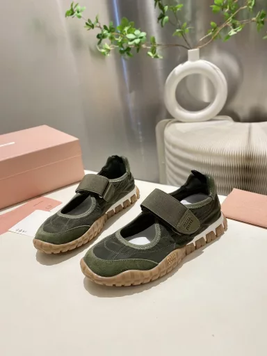 Miu Miu 2025 Forrest Gump casual shoes sneakers Spring and summer new models Recently popular avant-garde and bold design. Miu style is integrated into the simple lines of this thick-soled canvas sneaker, with a unique logo on the tongue and back, embellished with retro thick-soled design Bold and innovative avant-garde Comfortable and breathable on the feet The color is also versatile