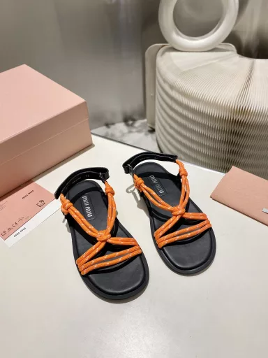 MiuMiu 2025 new summer model, the world's hottest beach sandals, appearing on the covers of major fashion magazines, recommended by Xiaohongshu bloggers, you won't regret buying them if you close your eyes. ZP develops shoe shapes and details in place