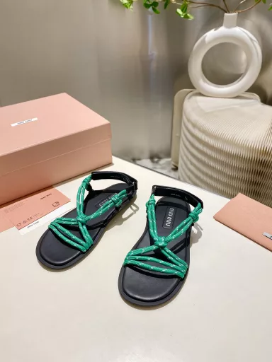 MiuMiu 2025 new summer model, the world's hottest beach sandals, appearing on the covers of major fashion magazines, recommended by Xiaohongshu bloggers, you won't regret buying them if you close your eyes. ZP develops shoe shapes and details in place