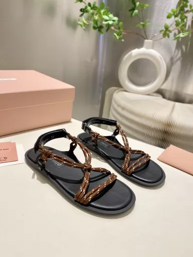MiuMiu 2025 new summer model, the world's hottest beach sandals, appearing on the covers of major fashion magazines, recommended by Xiaohongshu bloggers, you won't regret buying them if you close your eyes. ZP develops shoe shapes and details in place