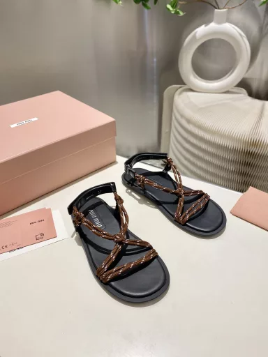 MiuMiu 2025 new summer model, the world's hottest beach sandals, appearing on the covers of major fashion magazines, recommended by Xiaohongshu bloggers, you won't regret buying them if you close your eyes. ZP develops shoe shapes and details in place