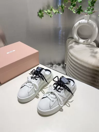 Miu Miu 2025 Spring/Summer new style, furry casual white shoes are new, the official website main model, simple grid design, highly recognizable tongue, sunny and youthful, casually matched with long skirts, shorts, casual series can wear a unique style, outsole ultra-light IP foam sole, inner first layer cow lining. Fabric one-to-one reproduction, old rubbing color process