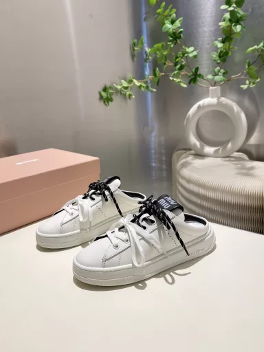 Miu Miu 2025 Spring/Summer new style, furry casual white shoes are new, the official website main model, simple grid design, highly recognizable tongue, sunny and youthful, casually matched with long skirts, shorts, casual series can wear a unique style, outsole ultra-light IP foam sole, inner first layer cow lining. Fabric one-to-one reproduction, old rubbing color process