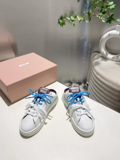 Miu Miu 2025 Spring/Summer new style, furry casual white shoes are new, the official website main model, simple grid design, highly recognizable tongue, sunny and youthful, casually matched with long skirts, shorts, casual series can wear a unique style, outsole ultra-light IP foam sole, inner first layer cow lining. Fabric one-to-one reproduction, old rubbing color process