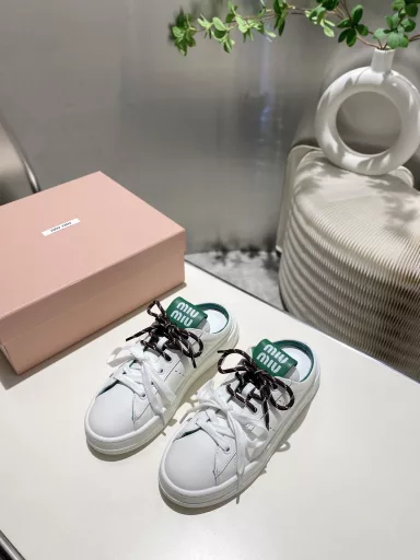 Miu Miu 2025 Spring/Summer new style, furry casual white shoes are new, the official website main model, simple grid design, highly recognizable tongue, sunny and youthful, casually matched with long skirts, shorts, casual series can wear a unique style, outsole ultra-light IP foam sole, inner first layer cow lining. Fabric one-to-one reproduction, old rubbing color process