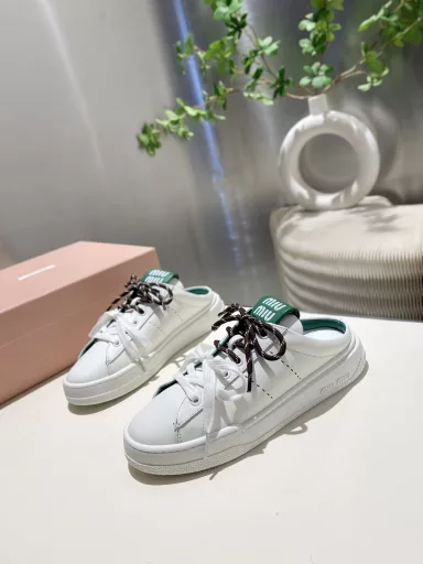 Miu Miu 2025 Spring/Summer new style, furry casual white shoes are new, the official website main model, simple grid design, highly recognizable tongue, sunny and youthful, casually matched with long skirts, shorts, casual series can wear a unique style, outsole ultra-light IP foam sole, inner first layer cow lining. Fabric one-to-one reproduction, old rubbing color process