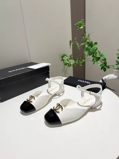 25P double-buckle Mary Jane sandals. Chanel sandals are comfortable and versatile, and full of fashionable lady style.