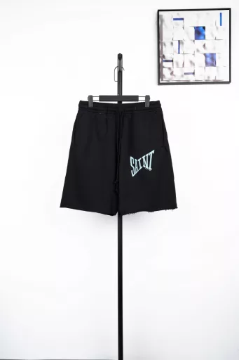 SM 23ss Saint street font print shortsThe fabric is 380G100% cotton,The surface is 36 woven, the bottom is 8 woven, and the lining is half-pulled (plush) fabric.The printing is all done by fully automatic elliptical machine printing glue paste operation.The printing force is evenly distributed without burrs, and the hem is not locked.It is normal for it to roll up automatically after wearing for a period of time.The crotch is spliced ​​with anti-stretching thickened fabric to avoid the problem of crotch bursting.Customized accessories,A full set of accessories for hard cardboard printing tags are available