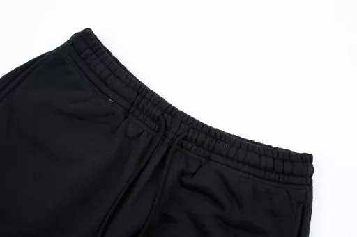 SM 23ss Saint street font print shortsThe fabric is 380G100% cotton,The surface is 36 woven, the bottom is 8 woven, and the lining is half-pulled (plush) fabric.The printing is all done by fully automatic elliptical machine printing glue paste operation.The printing force is evenly distributed without burrs, and the hem is not locked.It is normal for it to roll up automatically after wearing for a period of time.The crotch is spliced ​​with anti-stretching thickened fabric to avoid the problem of crotch bursting.Customized accessories,A full set of accessories for hard cardboard printing tags are available
